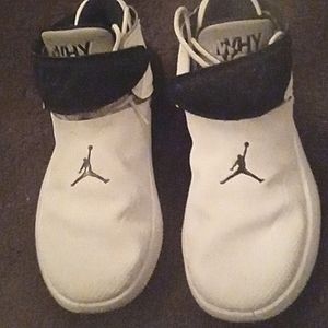 Nike why nots black and white size 7y
